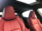 フロントシートヒーターを備えたフルナチュラルレザーシート。開放的な電動サンルーフも装備
