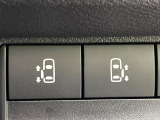 【ハンズフリー機能付き両側パワースライドドア】スライドドアの下に足先を入れてすぐ引くと、自動的にスライドドアが開閉します!荷物で両手がふさがった状態でも、ドアの開閉ができてとっても便利!