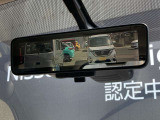 インテリジェントルームミラーです。人や物で視界が遮られてても、車体後部のカメラ映像に切り替えることにより、クリアな後方視界を実現しています。