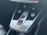 Audiのシフトレバーは、その車のトランスミッションに合わせて異なるデザインと機能を持っており、運転の楽しさと快適さを追求しています。