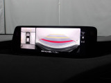 狭い場所での駐車やすれ違いなどでより的確な運転操作に役立つ360&deg;ビューモニターが装備されています。