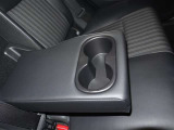 リヤシートにはセンターにドリンクホルダーがついていて便利です♪
