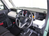 落ち着いた色合いで統一された室内。居心地の良い運転席がロングドライブをサポート。