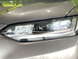 【シーケンシャルターンランプ付きLEDヘッドライト】人気の『流れるウィンカー』付きのLEDヘッドライトを装備♪高級感はもちろん、点灯時は存在感たっぷりで他車からも認識されやすく安心です。