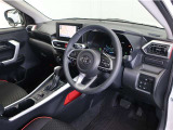 落ち着いた色合いで統一された室内。居心地の良い運転席がロングドライブをサポート。