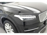 ひときわ印象的なT字型のLEDヘッドライトはステアリング操作と連動しており、またアクティブハイビーム機能も備えています。