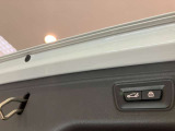 ボタン1つでリアハッチの開閉が可能です。またコンフォートアクセスが付いていれば鍵をポケットに入れた状態でキックで開閉も可能です。