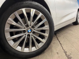●純正17インチアルミホイール:輸入車ならではの卓越した走りを支えるホイールと足回りです!日本車の走りに慣れている方にもぜひ体感して頂きたいほど、高いレベルでまとまっています!