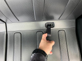 荷室側からリヤシートのスライドできる【左右独立リヤシートスライド】搭載。大きな荷物もバックドアを開けるだけでスムーズに載せられます。