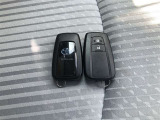 スマートキー付きです!カバンやポケットに入れて持っているだけで、ボタン一つでドアロックを開閉できます。スマートキーを持って、ブレーキを踏んでスィッチを回すだけでエンジンが始動します!!
