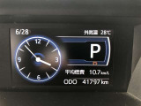 マルチインフォメーションディスプレイは、燃費に関する情報や、走行に関する各種の情報を表示します。また、スイッチ類の操作でシステムの設定などを変更することもできます。