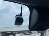 最近では付いてる車も多くなってきました。中古車ではまだまだ付いていればラッキーなドライブレコーダーです♪