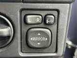 【電動格納ミラー】運転席のスイッチで、ドアミラーの開閉や角度の調整ができます。
