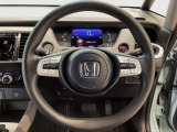 運転にかかわる様々な操作を安全に行えるように視点移動が少なく操作性に配慮されたスイッチ類が凝縮されたコクピットです。