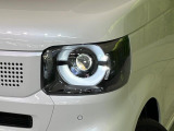 【LEDヘッドライト】悪天候や夜間走行時も良好な視界を確保し安心して運転できる高輝度LEDヘッドライトを装備!点灯速度が早く、消費電力も抑えられています。