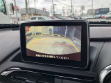 バックカメラ付きで駐車場の車庫入れをサポートします。