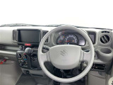 運転席まわりです。 各操作スイッチは使いやすい位置に配置されてます。