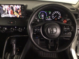 【ハンドル】運転にかかわる様々な操作を安全に行えるように視点移動が少なく操作性に配慮されたスイッチ類が凝縮されたコックピットです。
