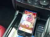 液晶パネル下部には携帯電話のワイヤレスチャージャー機能も装備。(画像は説明のためスマートフォンを表に出しています)