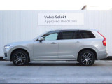 ボルボのフラッグシップモデルでありながら、7人乗りのSUVとしてファミリーからの人気も高いXC90です 新型では前輪の位置を前に伸ばし、安定感のあるどっしりとしたフォルムを得ました