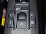 電動パーキングブレーキで引っ張る力が弱い、踏みこむ力が弱くブレーキが十分に効かずに、坂道では車が動き出してしまう恐れを防げて力の弱い人でも安定したブレーキ性能が期待できます。