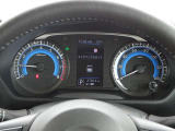 【メーターパネル】素早く車の情報が読み取れる、視認性に優れたシンプルなデザインのメーターパネルです。