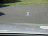 運転視界の遠方上方に虚像を投影することで前を見ながら情報の視認ができます。本当にドライバーが必要な情報を適切に伝え、楽しんで頂くことを考えた新世代装備です。※虚像は2.6m前方に浮かぶイメージです。