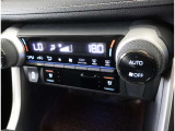 左右独立温度コントロールフルオートエアコンです。運転席、助手席それぞれで独立して温度設定ができます。冷え性の方が乗っても安心ですね♪