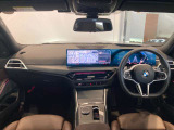 BMWの運転席はドライバーオリエンテッドという構造を採用。ドライバー目線の操作がしやすい設計になっており、ドライブ中にも目線の移動が少なく運転中にも簡単に操作ができます。