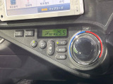 【オートエアコン】一度お好みの温度に設定すれば、車内の温度を検知し風量や温度を自動で調整。暑い&hellip;寒い&hellip;と何度もスイッチ操作をする必要はありません。快適な車内空間には必須の機能ですね♪