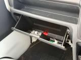 車検証などが収納できるグローブボックスも完備!