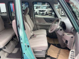 運転席シートリフター(ラチェット式)で、座面の高さも上下に動き、体格にあわせて調整ができます。