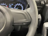 ステアリングスイッチ付きで、運転中に視線を前に向けたまま操作できます。