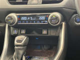 左右独立温度コントロールフルオートエアコンです。運転席、助手席それぞれで独立して温度設定ができます。冷え性の方が乗っても安心ですね♪