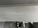 ニーエアバッグは衝突時にひざ下を保護。重大な怪我を防げる可能性が高まり、ドライバーの安全性を強化します。万が一の事故でも安心感を提供し、安全なドライブをサポートします。