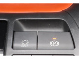 電動パーキングブレーキを搭載。スイッチ操作でパーキングブレーキを作動・解除することが可能ですので、操作の力が不要ですよ♪