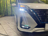 【LEDヘッドライト】悪天候や夜間走行時も良好な視界を確保し安心して運転できる高輝度LEDヘッドライトを装備!点灯速度が早く、消費電力も抑えられています。