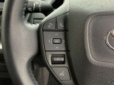 運転中、オーディオの操作をしてて、ハッとしたことはありませんか?ステアリングスイッチは、運転中でもハンドルでオーディオの操作が可能です。安全なドライブをサポートします。