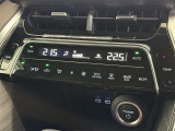 左右独立温度コントロールフルオートエアコンです。運転席、助手席それぞれで独立して温度設定ができます。冷え性の方が乗っても安心ですね♪