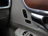 シート、ドアミラーポジションのメモリー機能付き運転席に座っていながらテールゲートをオープンさせることができます。