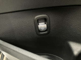 メモリー付きパワーシートが装備されている車両はシートの位置・ドアミラーの角度・ハンドルの位置を3名まで記憶出来ます。