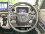 インテリアに合わせたデザインのステアリングは、運転される方のことも考え、運転しやすい形状、大きさです。是非一度、実際に触ってお確かめください。