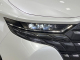 【LEDヘッドライト】悪天候や夜間走行時も良好な視界を確保し安心して運転できる高輝度LEDヘッドライトを装備!点灯速度が早く、消費電力も抑えられています。