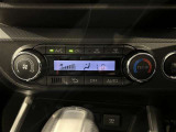 【オートエアコン】一度お好みの温度に設定すれば、車内の温度を検知し風量や温度を自動で調整してくれます。