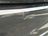 リヤバンパーには障害物センサーが標準装備されています。障害物の接近を警報音とディスプレイ表示で知らせます。