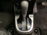 CVT車のセレクトレバーです。低速から高速まで、変速ショックのないスムーズな走りを実現するとともに、エンジン効率のよい領域を維持することで燃費にも貢献します。