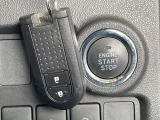 【キーフリーシステム】カバンやポケットに入れたままでもドアの施錠・解錠が可能なスマートキーを装備。エンジンのオン・オフ時もカギを取り出す必要が無いからとっても便利です♪
