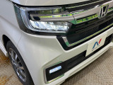 【LEDヘッドライト】悪天候や夜間走行時も良好な視界を確保し安心して運転できる高輝度LEDヘッドライトを装備!点灯速度が早く、消費電力も抑えられています。