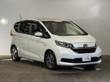 縦列駐車やUターンなど、日常のシーンで使いやすさを実感。バック駐車などの際におおよそのタイヤの切れ角がわかる機能も設定しています。