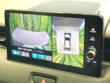 【マルチビューカメラシステム】専用のカメラにより、上から見下ろしたような視点で360度クルマの周囲を確認することができます☆死角部分も確認しやすく、狭い場所での切り返しや駐車もスムーズに行えます。